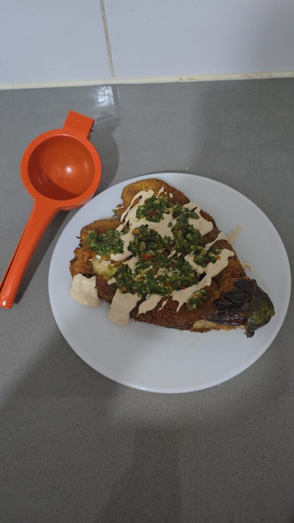 סטייק חציל עם רוטב צ'ימיצ'ורי וטחינה