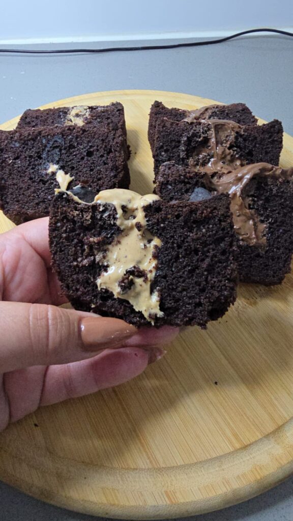 עוגת שוקולד במילוי קרם קינדר בואנו