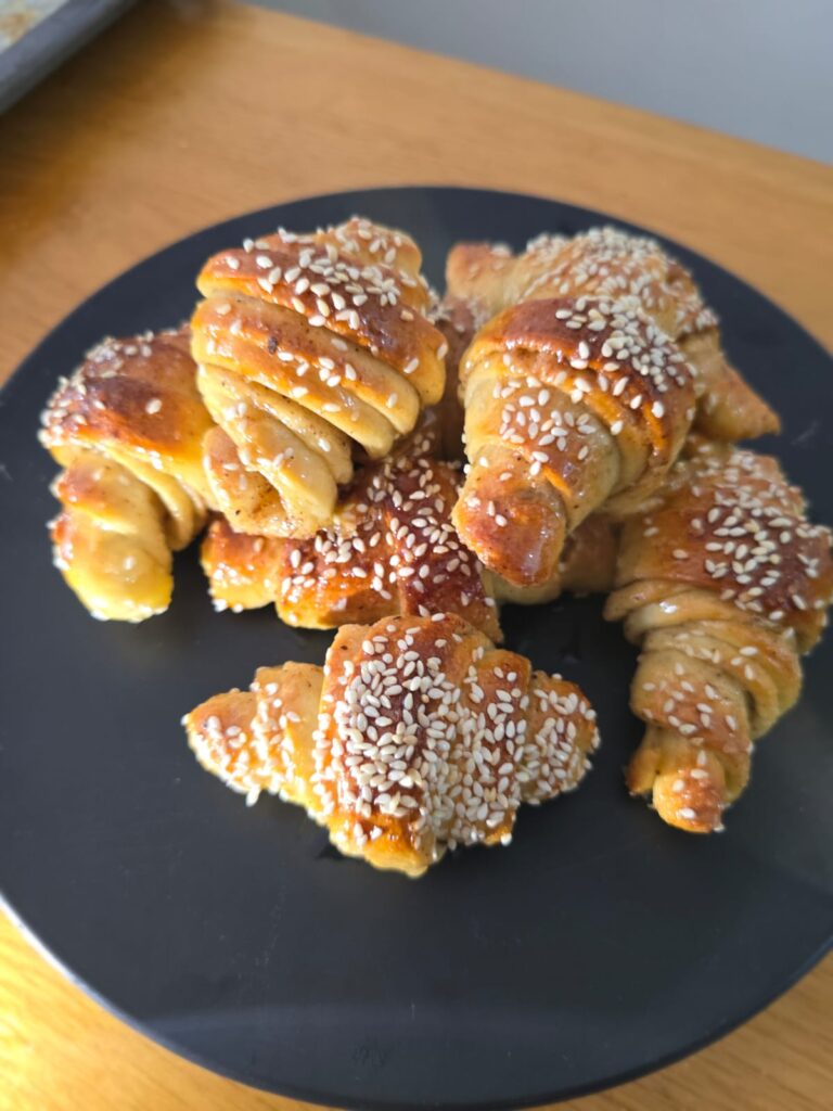 רוגעלך קינמון במילוי קרם פטיסייר