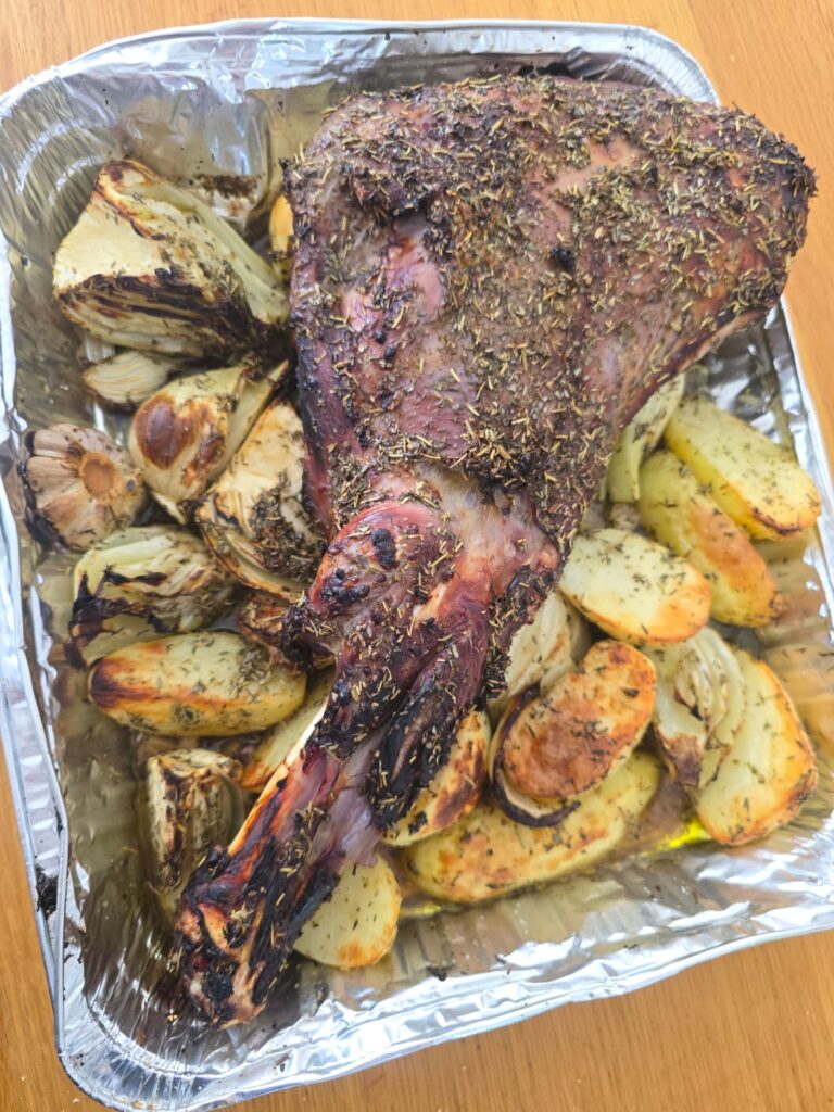 כתף טלה שלמה עם תפוחי אדמה ושומר