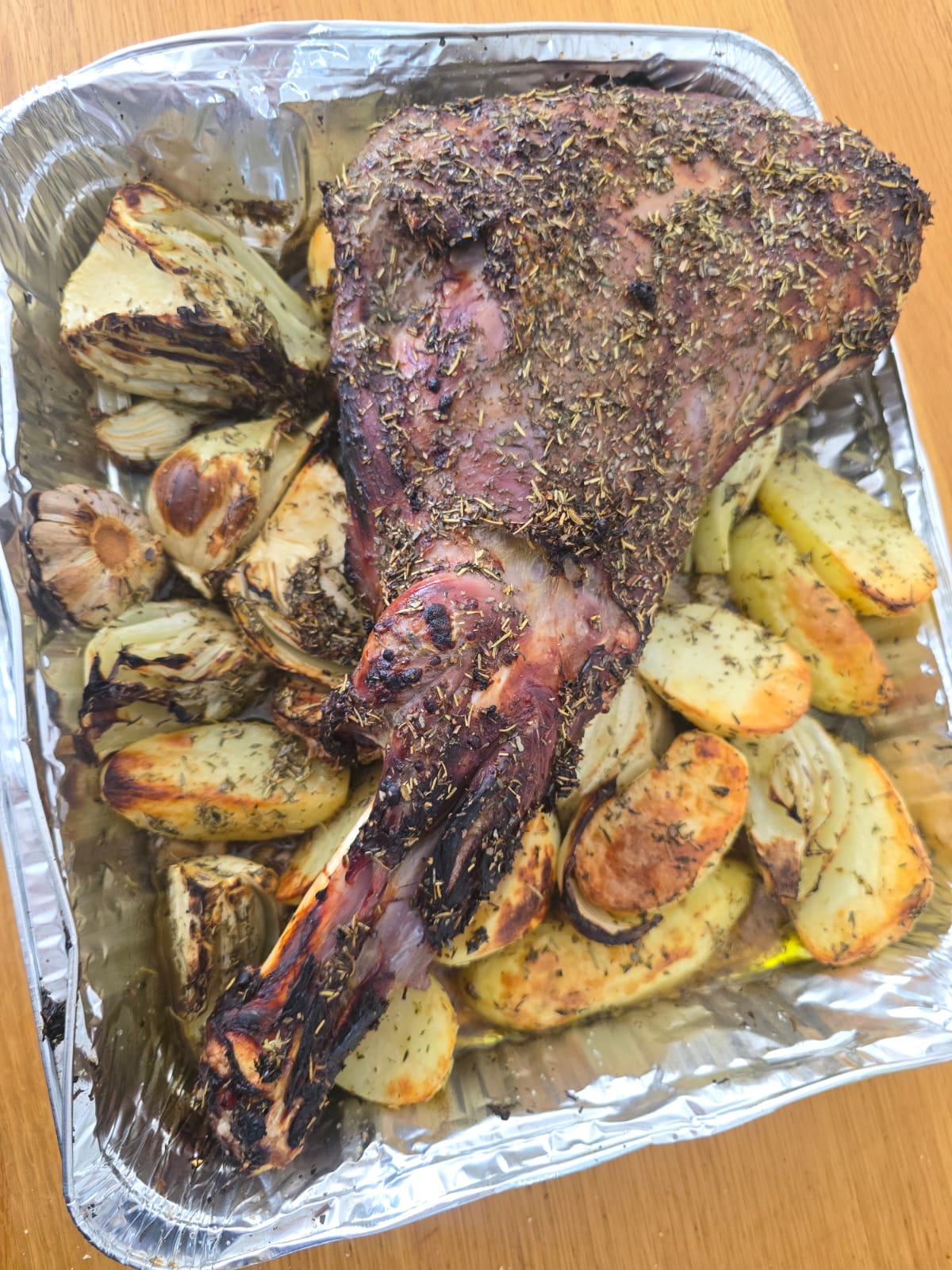 כתף טלה שלמה עם תפוחי אדמה ושומר