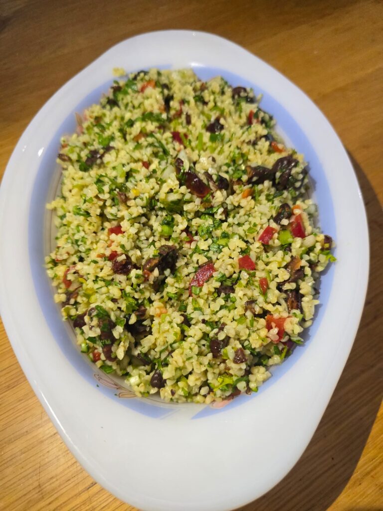 סלט בורגול עם חמוציות ופקאן סיני