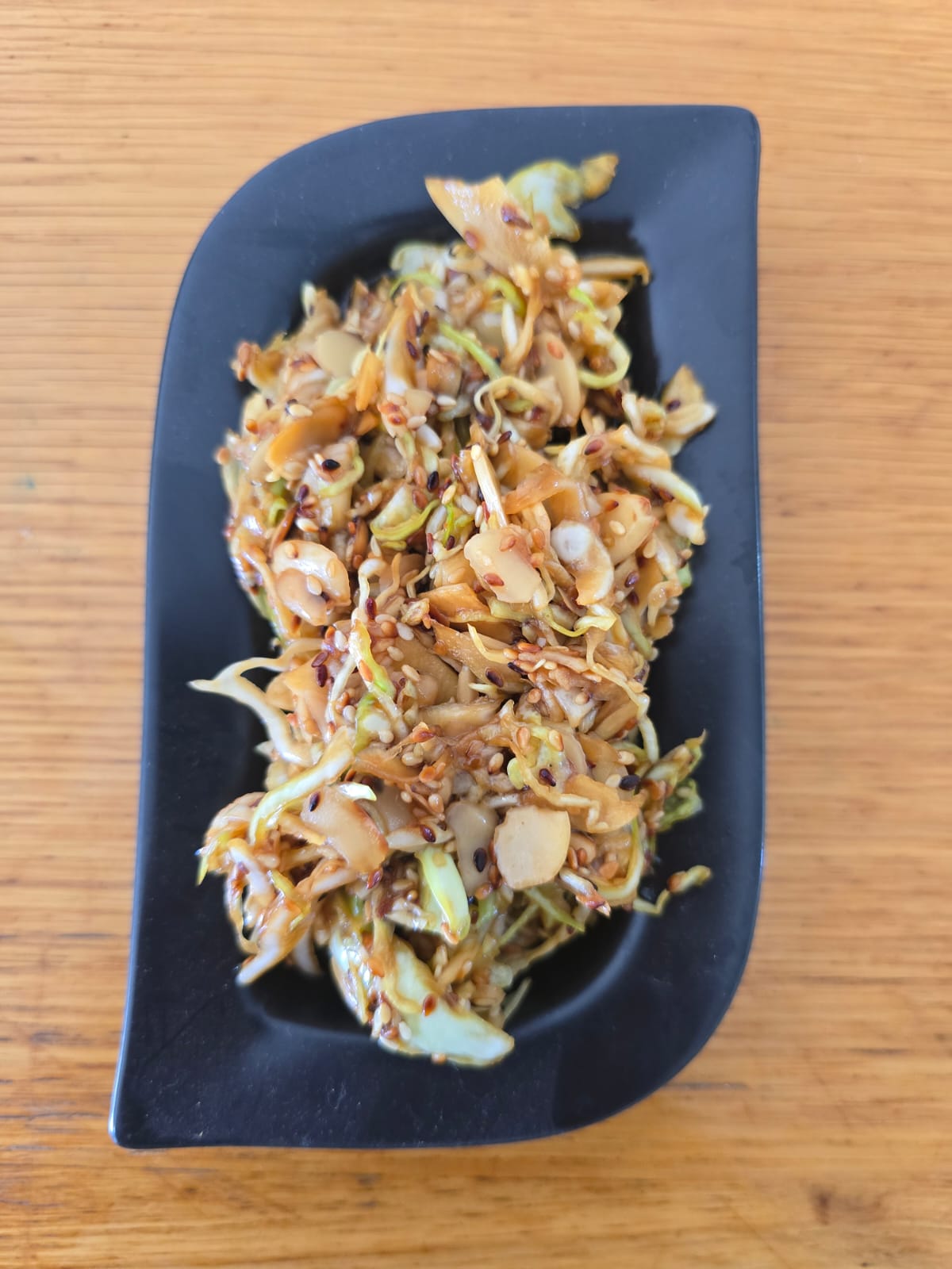 סלט כרוב ושקדים בסגנון אסיאתי